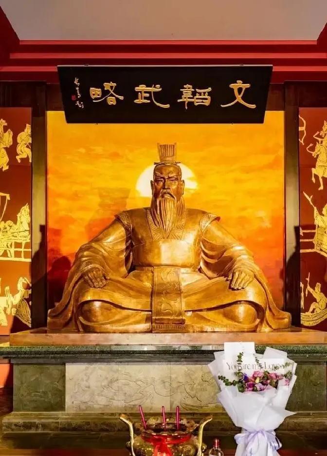 曹丕篡权后没杀汉献帝，原因有三。其一，曹操影响大。曹操权倾朝野，却一直以汉丞相自居，没动汉献帝。汉朝