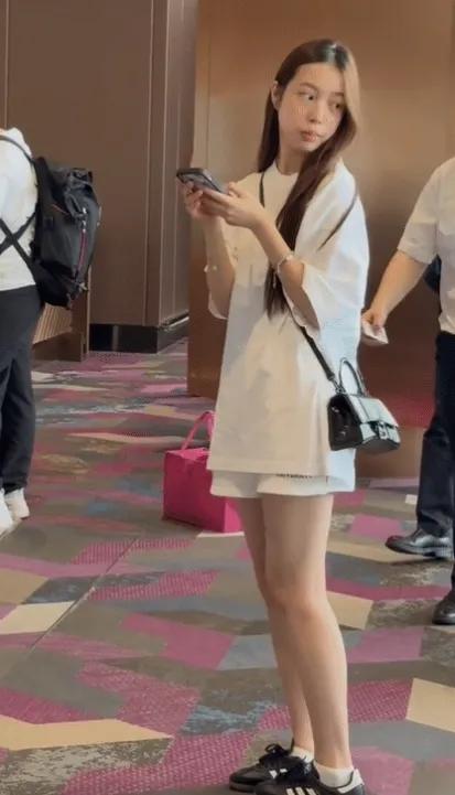 久未谋面的“小燕子”赵薇与女儿四月现身机场，女儿身材高挑，但长相平平，还没有“小