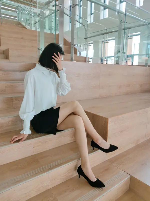 职场女性的丝袜高跟穿搭，能提升优雅度与专业感。选丝袜，颜色选与肤色相近的，质地