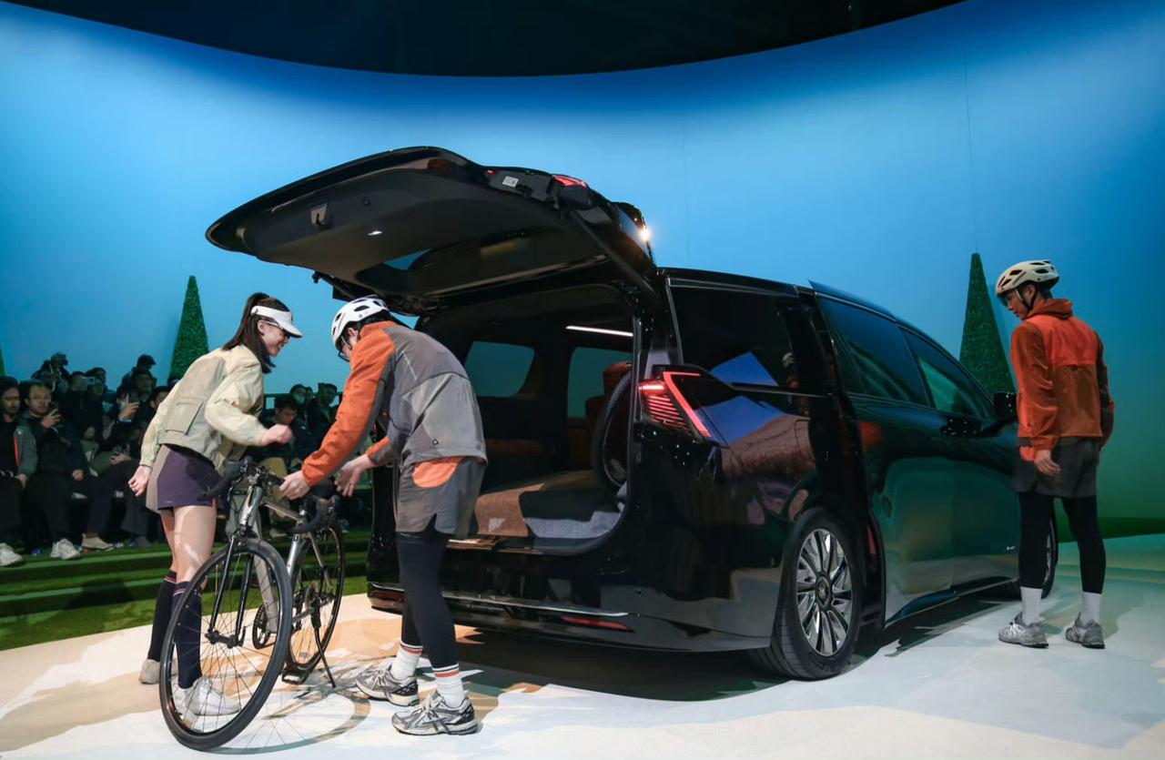 43.99万起别克世家上市即交付，别克世家内能停一辆车上周我们德国客户过来无锡