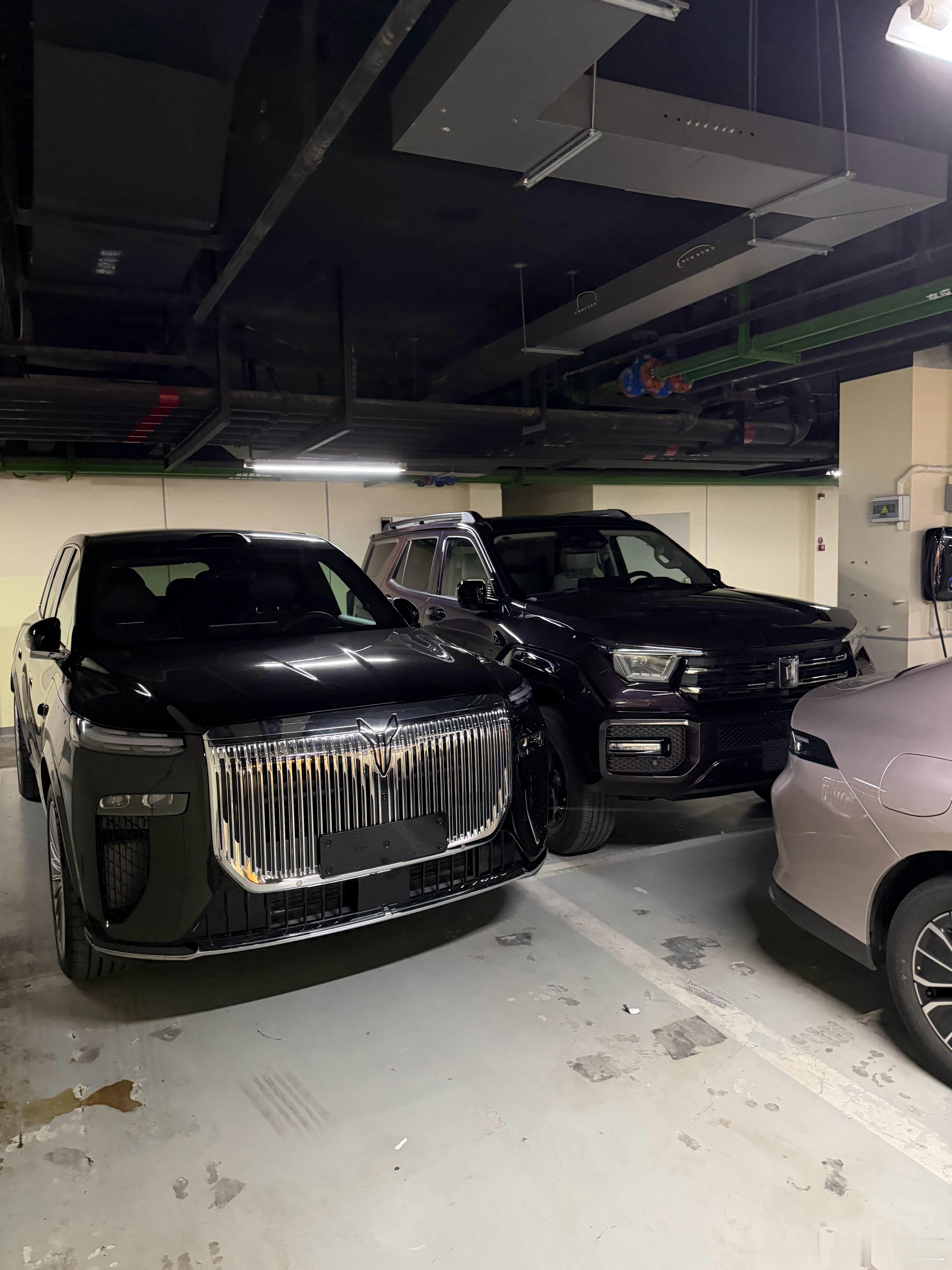 这一个星期提了4台新车家里6个车位完全放不下！还有智界R7尊界s800