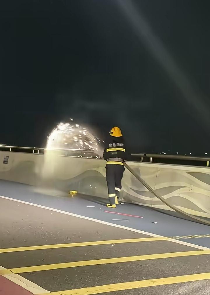 放个小烟花，还要消防车来。不敢想象，如果消防员再迟来一分钟，烟花就灭了