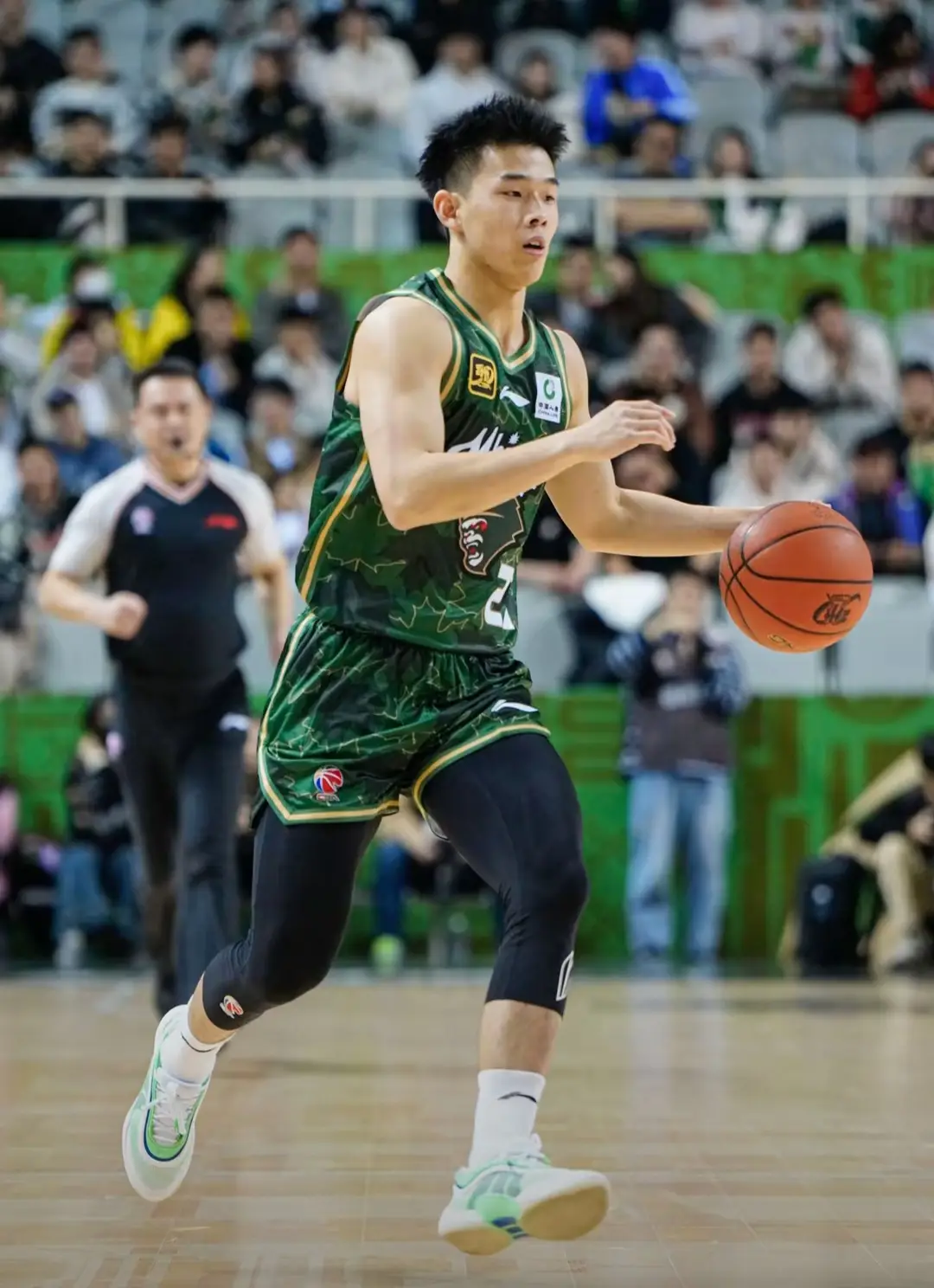 22岁打NCAA！林崴坚持出国打球杨瀚森被开拓者选中，曾凡博拿到篮网合同，余嘉