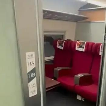 重庆至贵阳高铁特等座的相关视频，反映出座位布局设计引发的关注和讨论。高铁的座