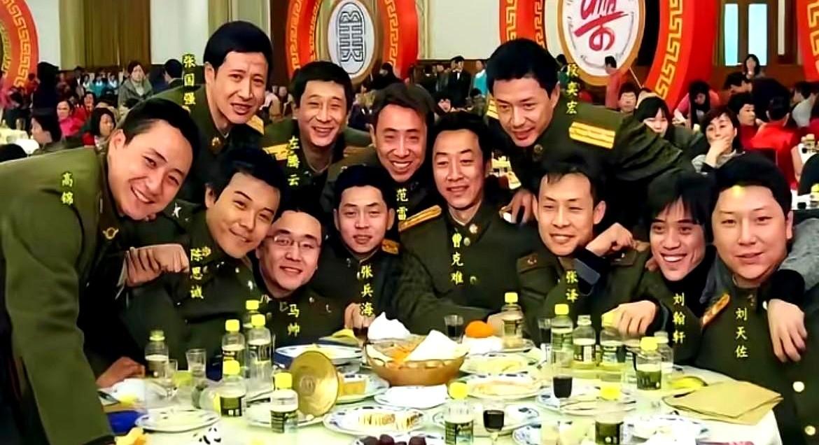 标题：一张18年前的老照片，道尽了《士兵突击》封神的秘密一说到军旅剧，很多人