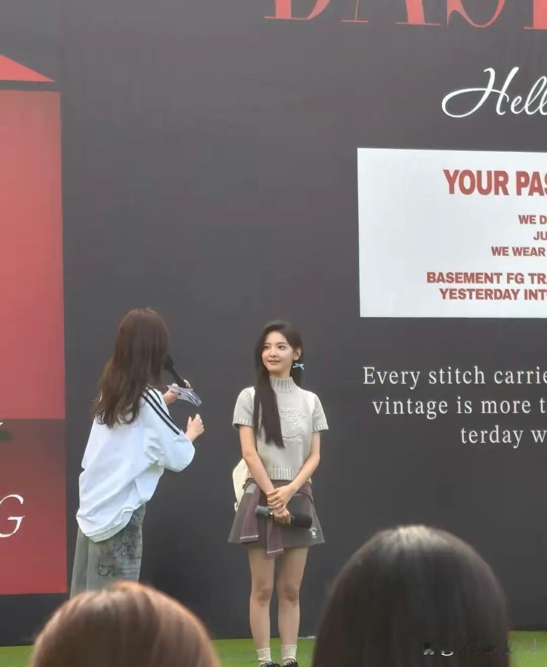 万万没有想到，女神现实中居然还是一个小短腿，白瞎我看了十几年电视，现在才知道！