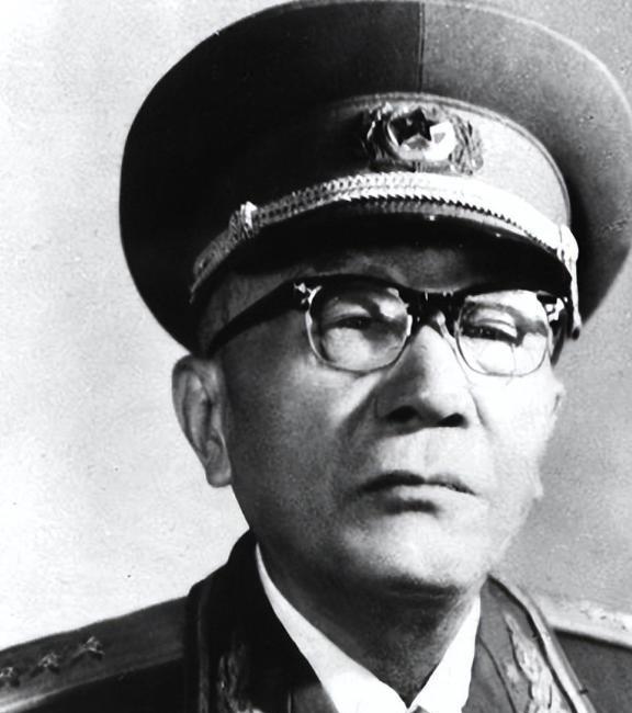 1980年冬天，北京一场突如其来的对话，在将军圈子里传了好几年。钟伟，被平反、恢