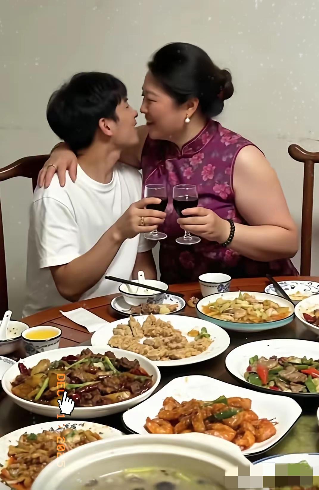 这场景着实震撼，40岁的小伙子爱上60岁的富婆，着实让人瞠目结舌。在现实中，“有