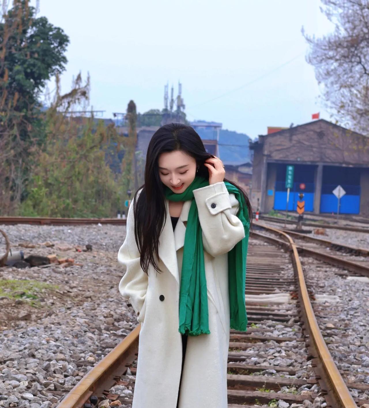 绿衣拂面，白衣拂心。