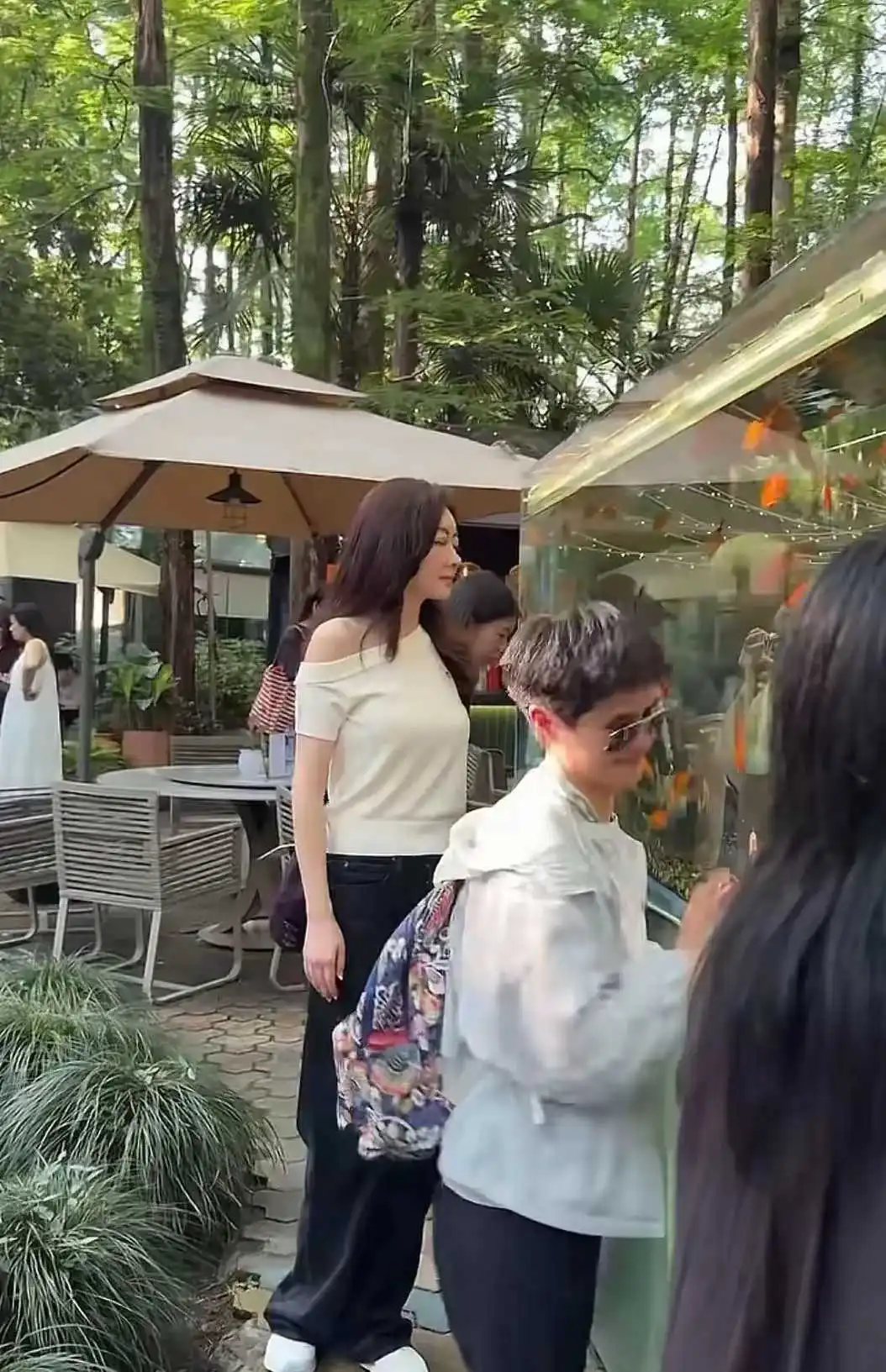 现实中的熊黛林，身材好到爆，长得也特别有气质，越看越耐看。
