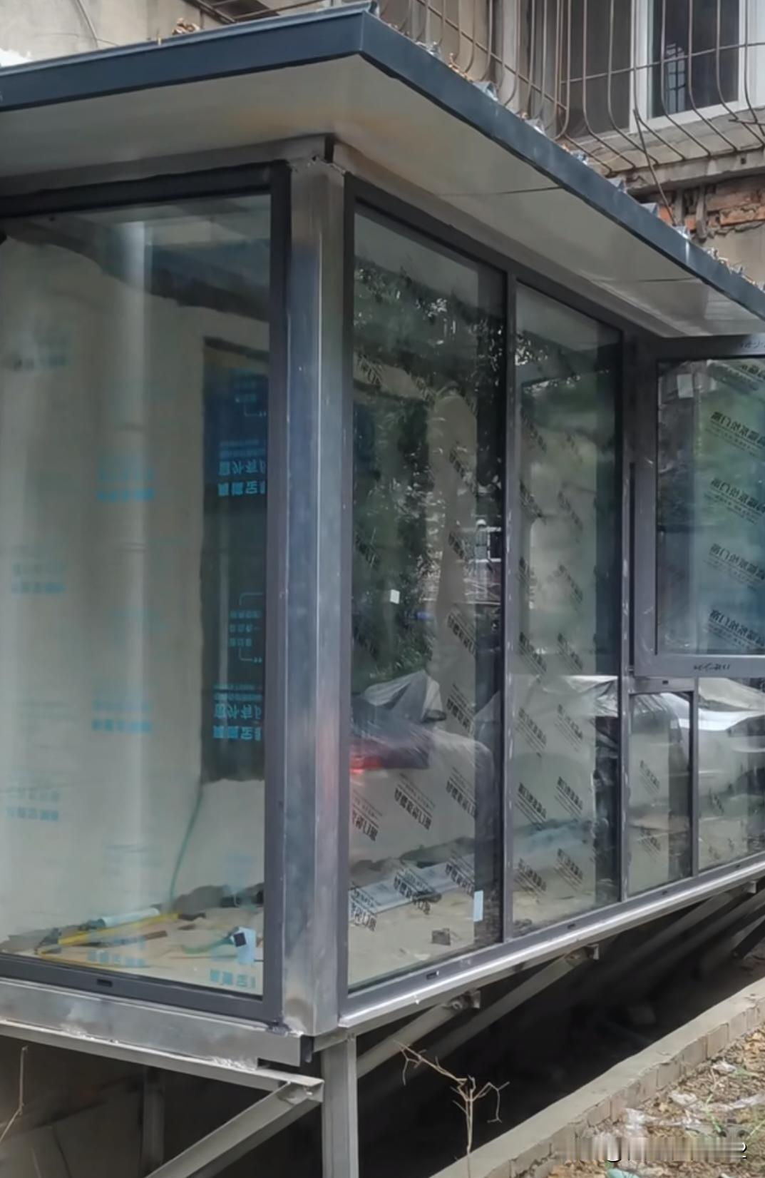 爸妈单位老宿舍楼，突然发现1楼的业主刚搞了这么大一个动作，大家都住了几十年了你才