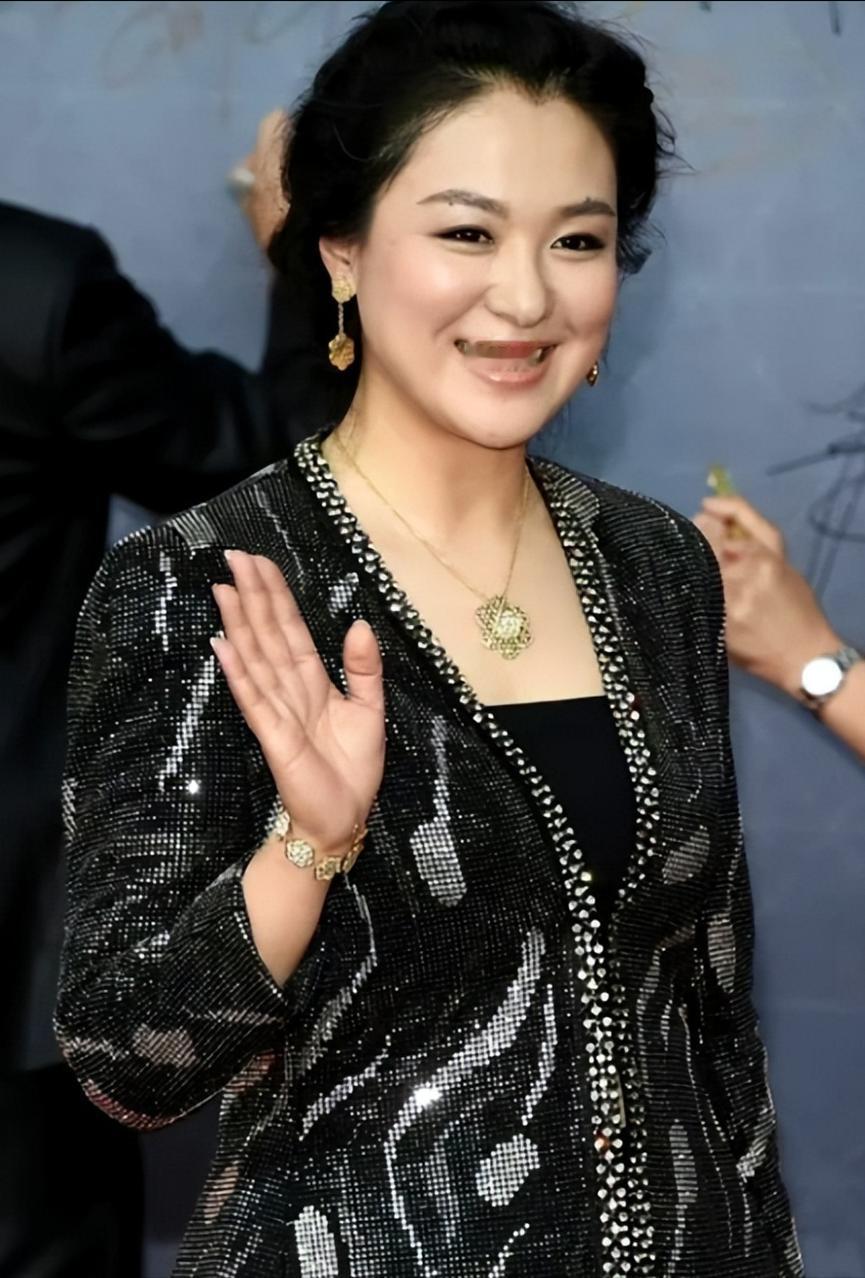 2008年《潜伏》开拍，沈傲君和孙红雷拍完吻戏后，她悄悄地对导演说：我给你100