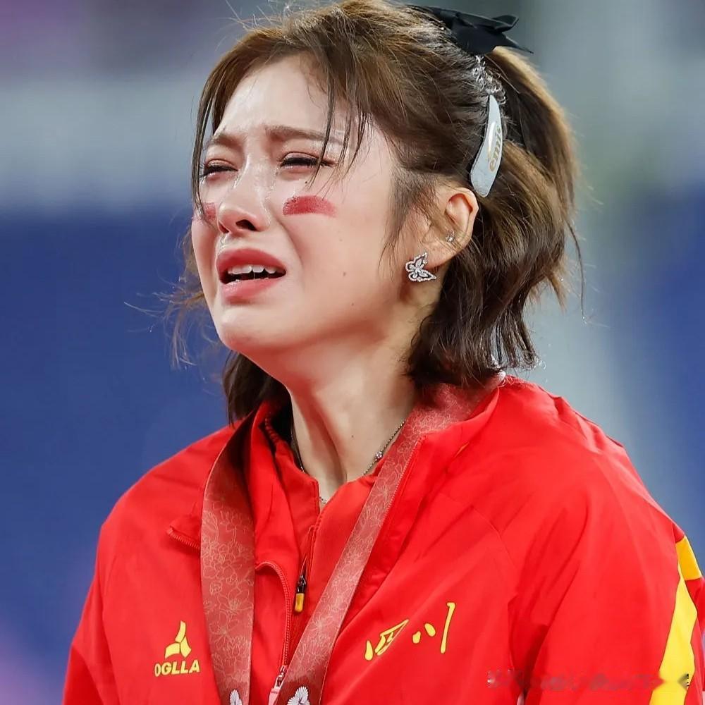 吴艳妮拿下铜牌，无缘金牌。冲线时她稳住情绪，采访时才红了眼眶。这泪水不是惋