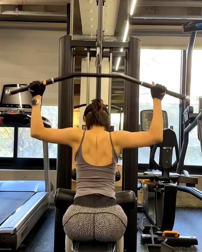 孙艺珍这张健身照，简直是王炸。40岁的人，体脂率常年保持在16%，这什么概念