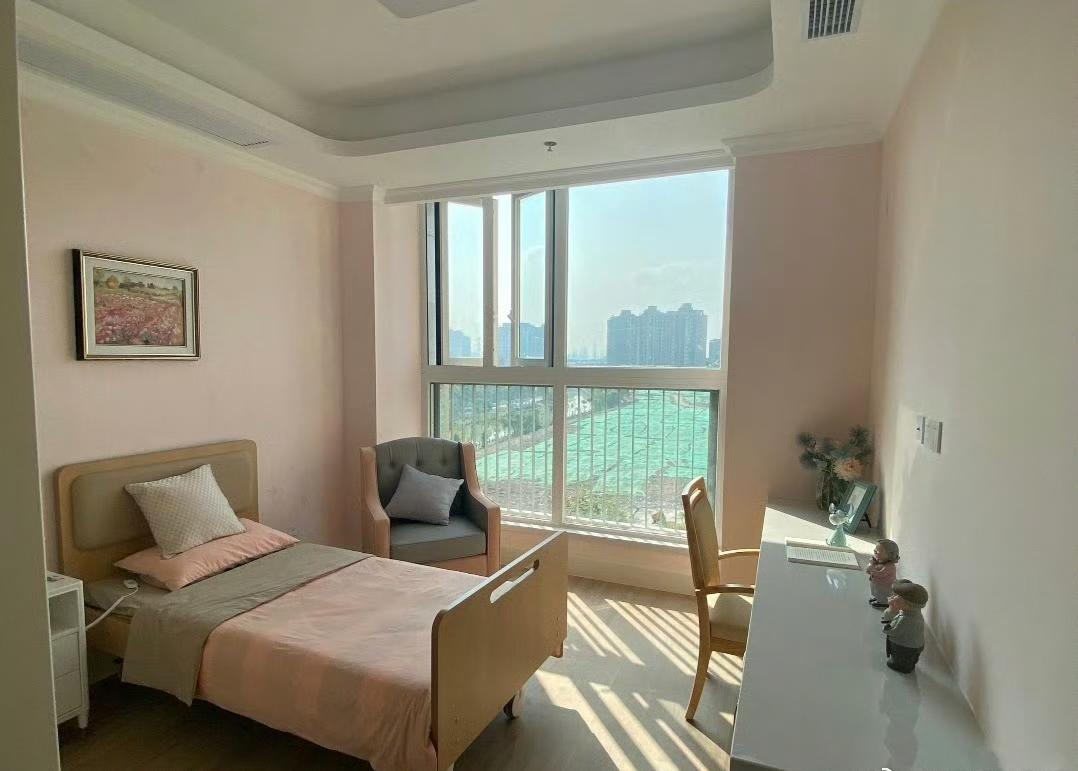 谁能想到，现在有些00后居然开始住进养老院了？江西九江女孩张瑾就是其中一员，她在