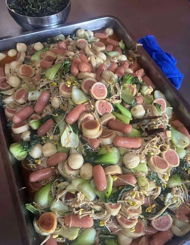 幼儿园的饭菜就这样，但是小孩很爱吃，怎么办？