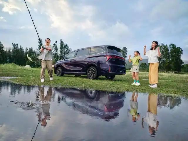 销量破万背后的东风风行品牌转型之路在新能源汽车市场竞争白热化的2025年底，