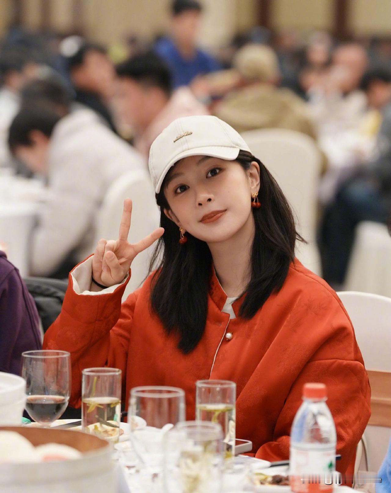 2月16日，杨紫带piupiu来给大家拜年啦穿红衣分享在《玉兰花开君再来》剧组