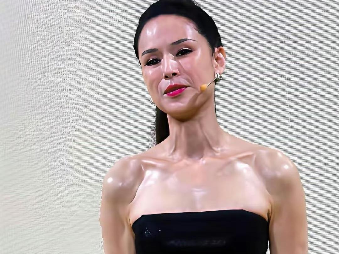 李若彤全身紧绷，我觉得胖点，有点肉撑着比较好，如向太！！！毕竟向太那富态的模样