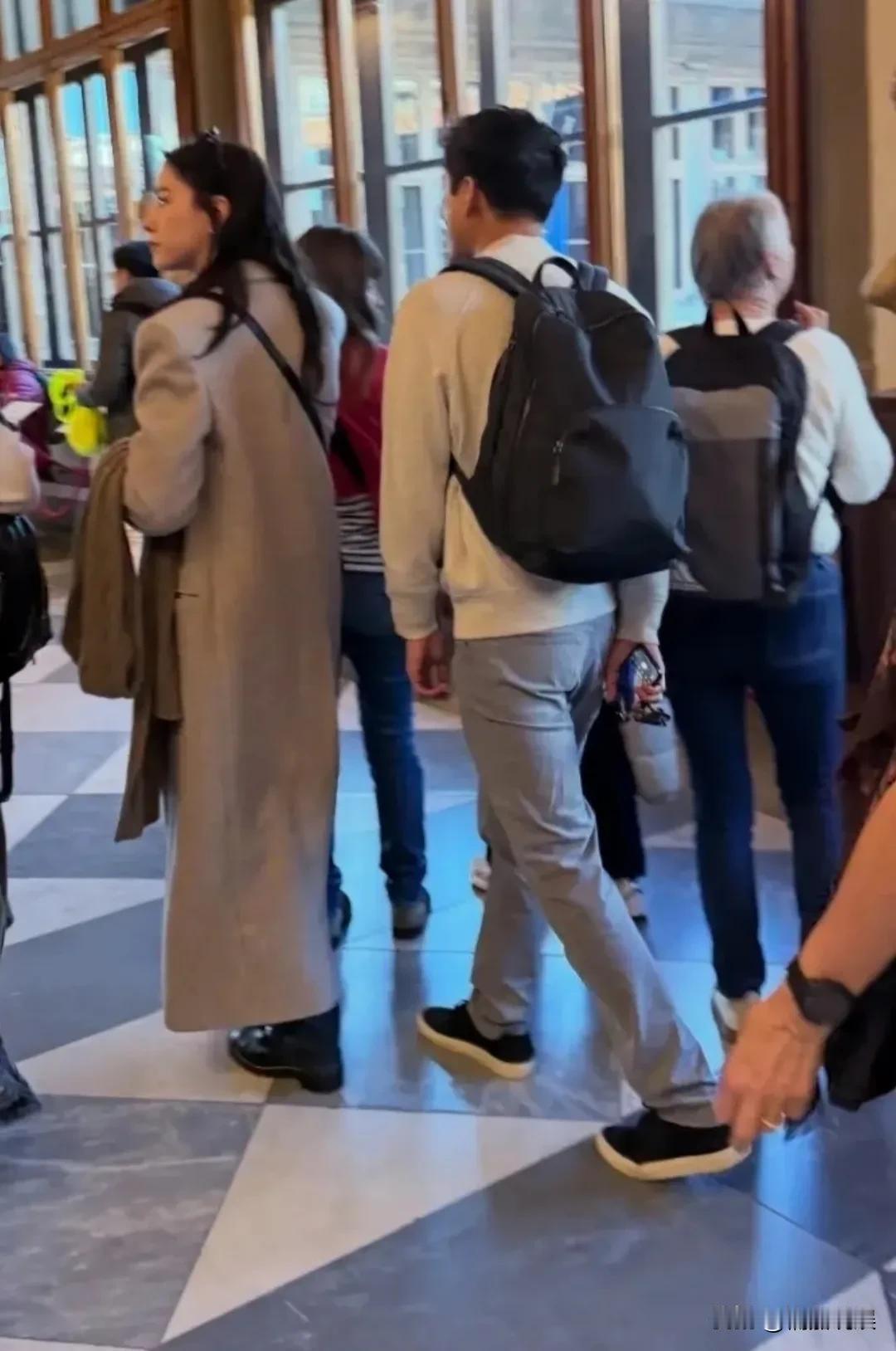 这俩人还好着呢，看着感情好甜啊！娜然和霍启山，一起现身意大利旅游。娜然穿着一件