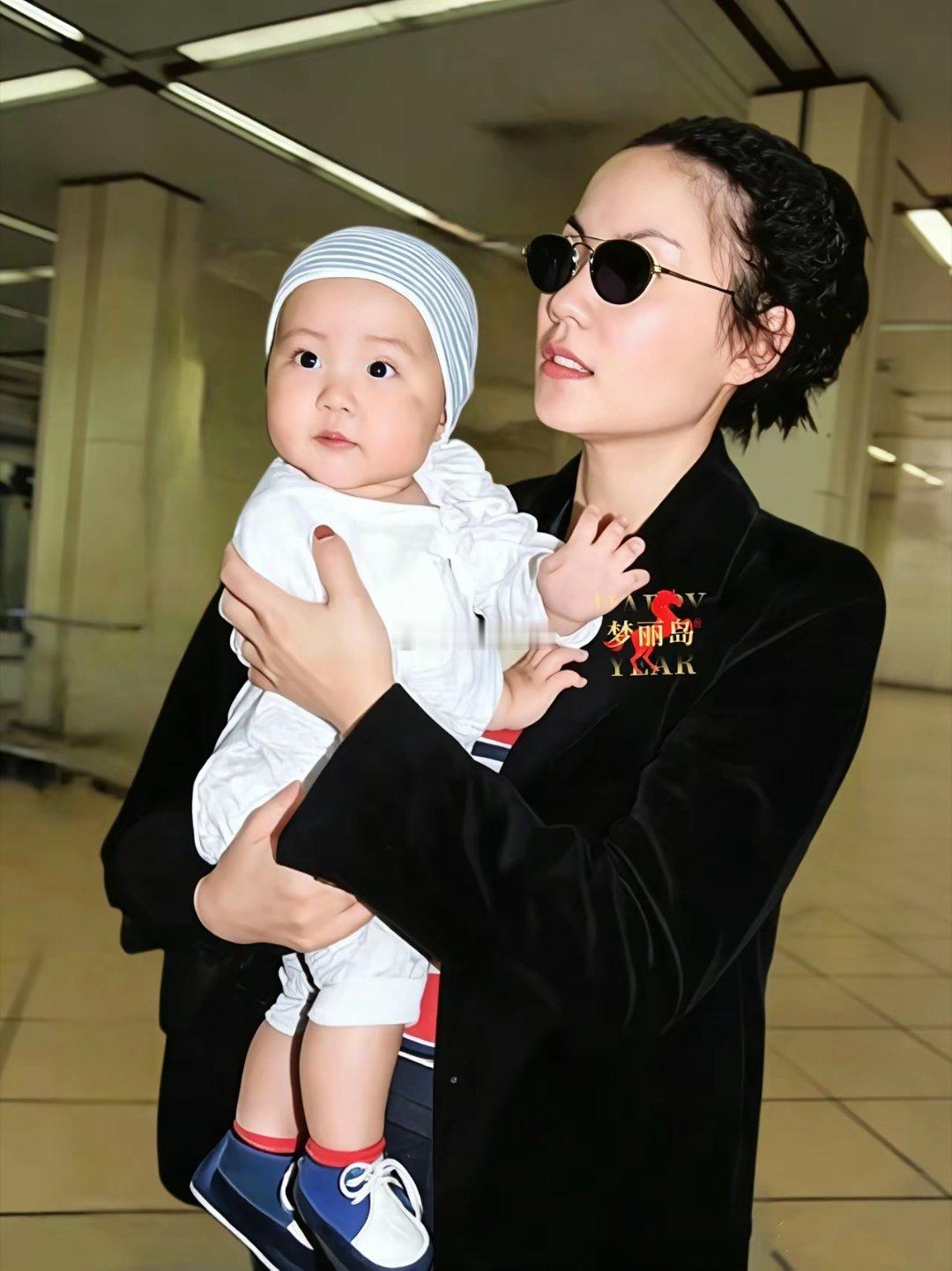 妈妈身上的小挂件—王菲与女儿窦靖童