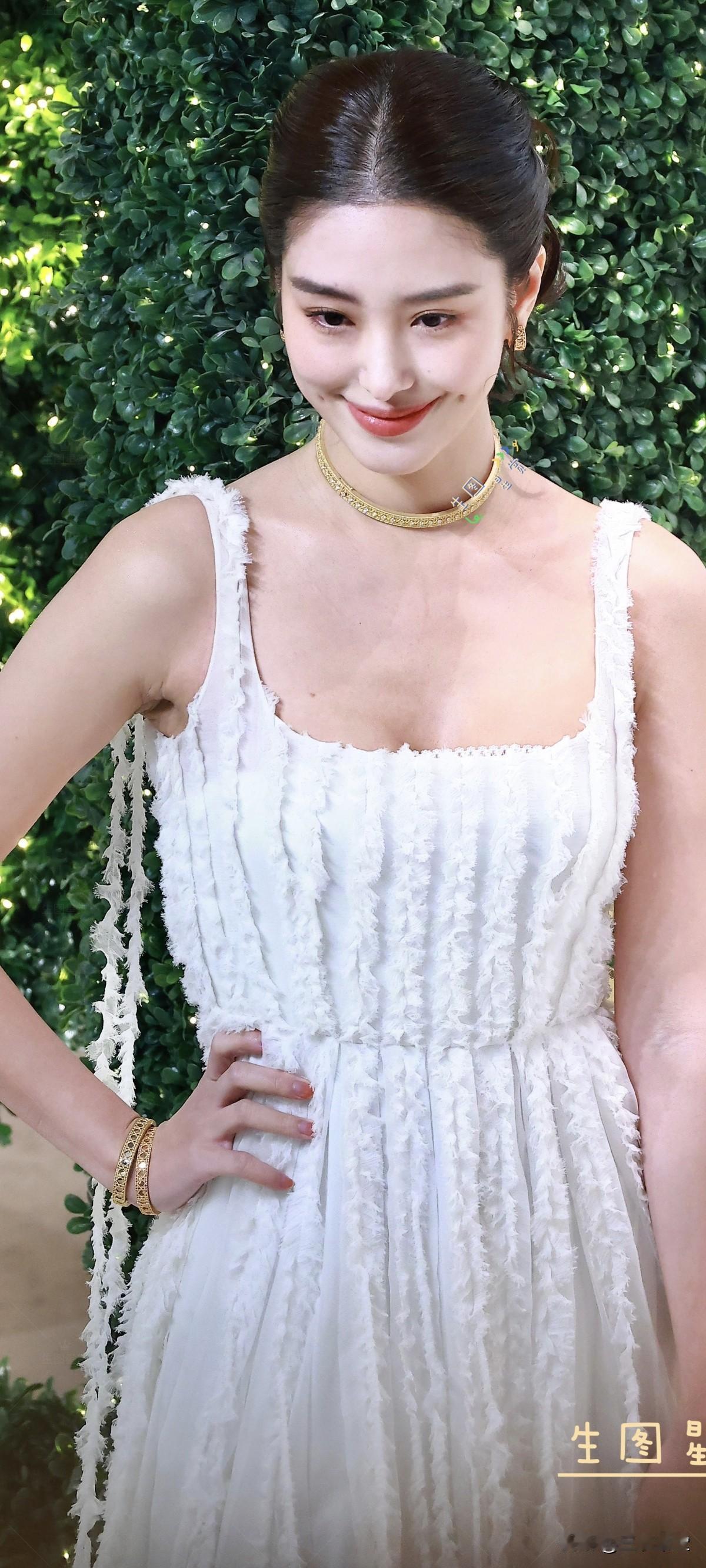 骨子里透着妩媚女人味，气质真的绝了，每一张都是壁纸级别！