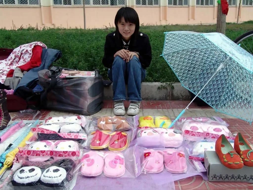 “什么年代了，还敢当地霸？”四川绵阳，一大学创业摆摊，被旁边摆摊男子掀翻摊位！大