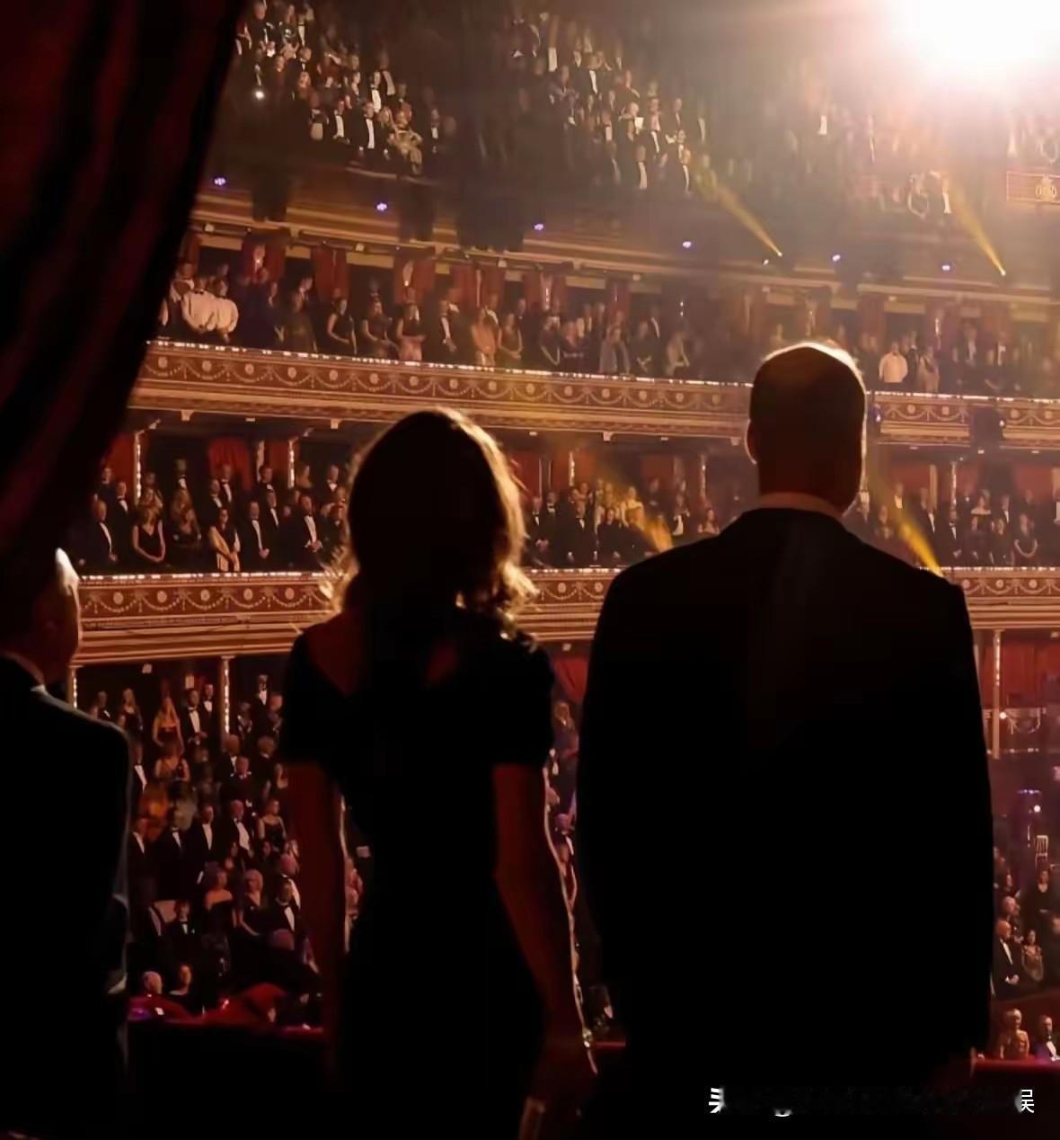 威廉凯特的这背影太美了！这张威廉王储和凯特王妃的背影照，是11月19日夫妻俩在