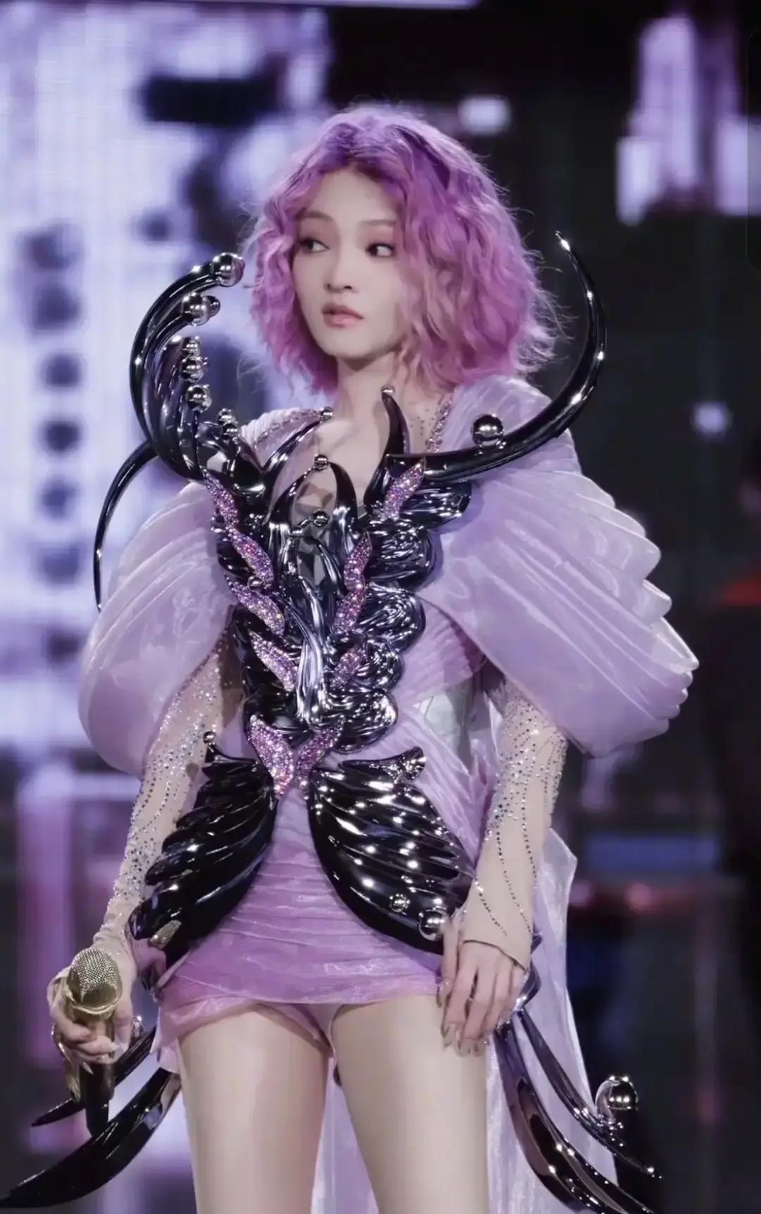 看着屏幕里张韶涵那个傲娇的眼神，真让人恍惚。这哪里是40岁？分明就是个还没