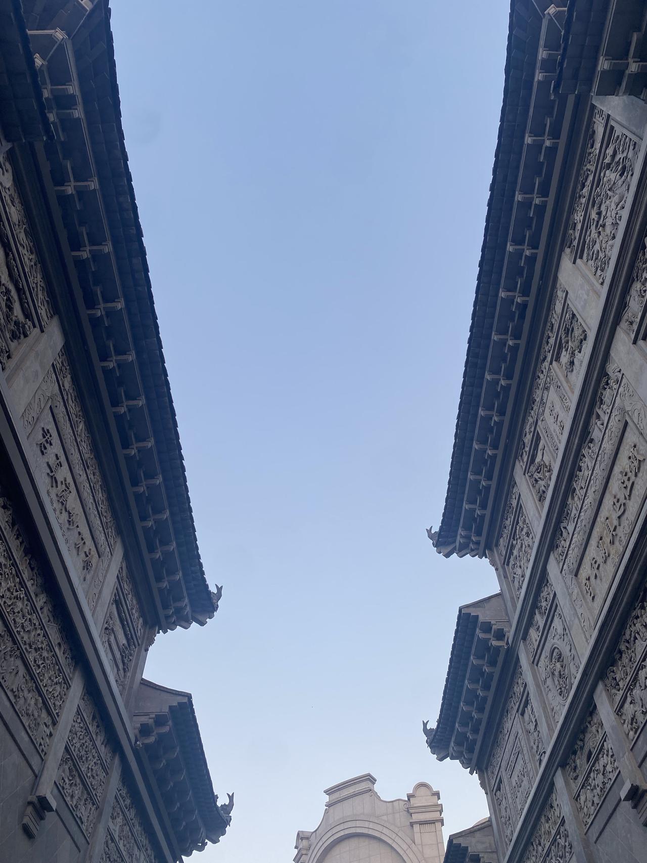 父母觉得哪个孩子日子苦，就多照顾一些。大部分父母心里的“一碗水端平”和儿女理解的