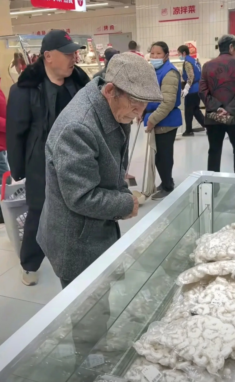 这两天，刘强东父亲现身江苏老家京东折扣店，他穿着灰色大衣，戴着灰色帽子，在店内看