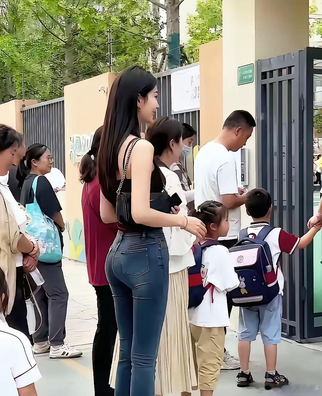 这啥小学生的家长打扮的都比初中生家长要好看？真的是因为年龄大了一点吗？