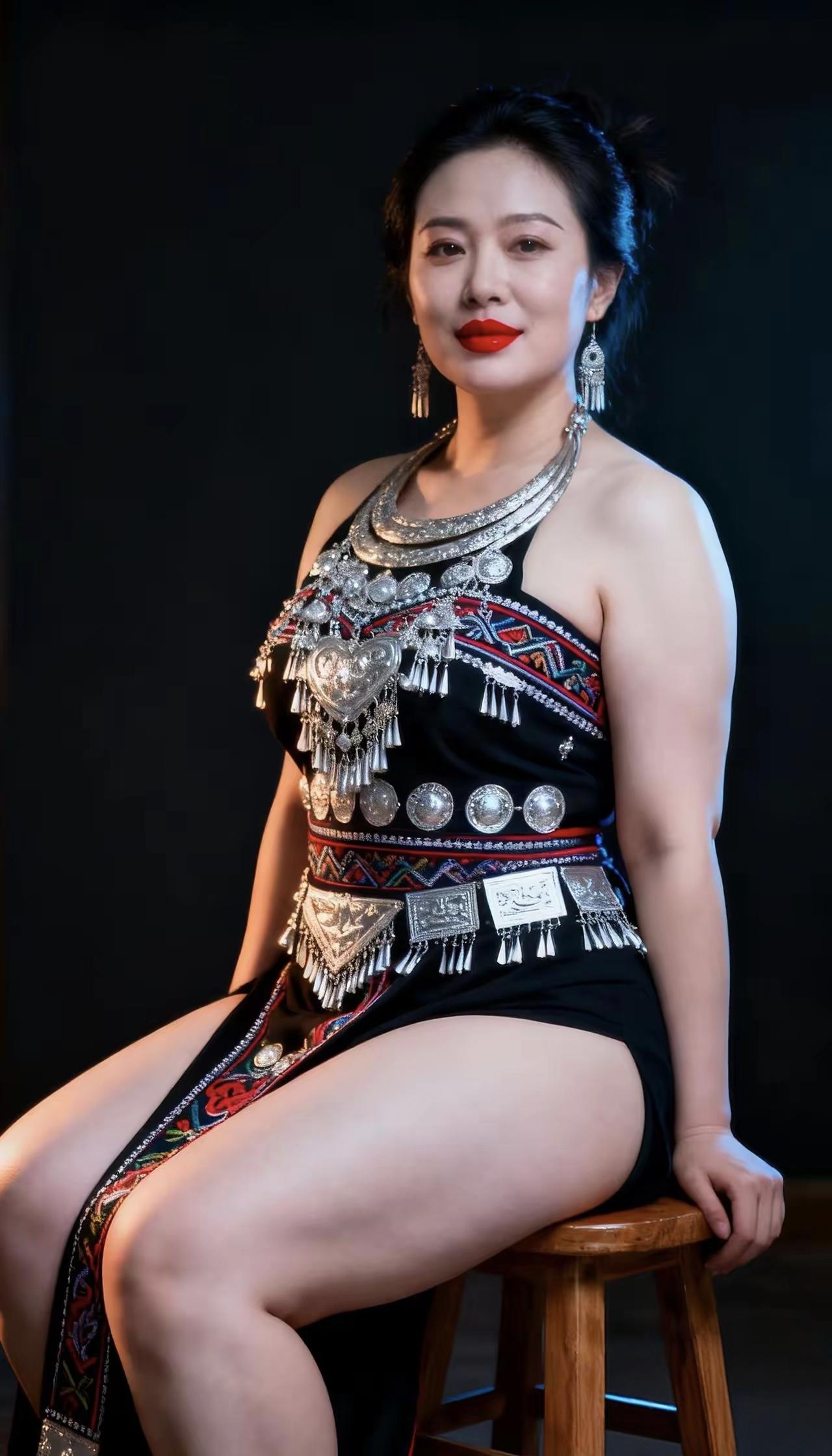 这民族服饰挺漂亮的[呲牙笑]