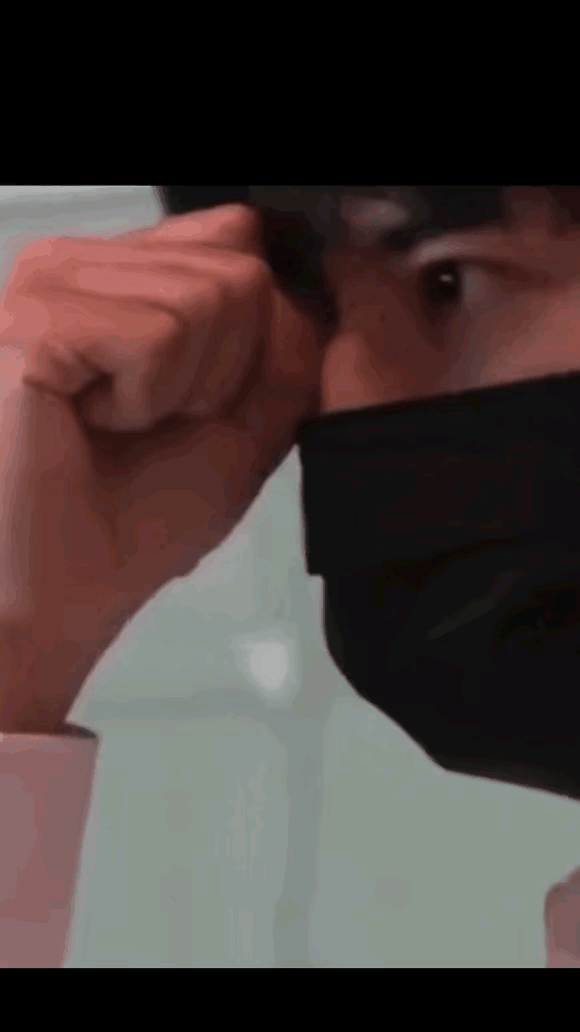 小鱼儿在大庭广众下红眼眶的样子谁看了不心疼明明在镜头前总带着劲儿，却突然绷