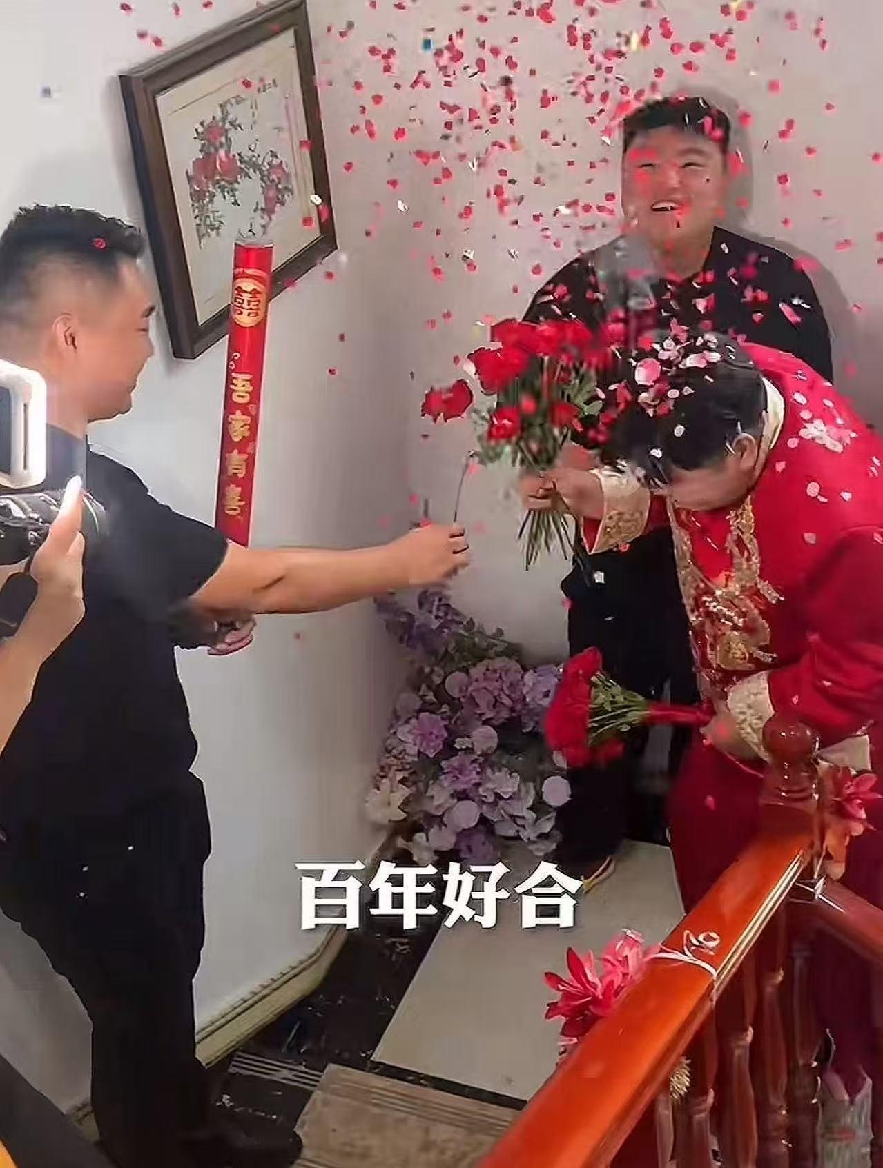 “这个丈母娘是全网典范！”江苏连云港，新郎上门接亲，想过各种被堵门刁难的情景，但