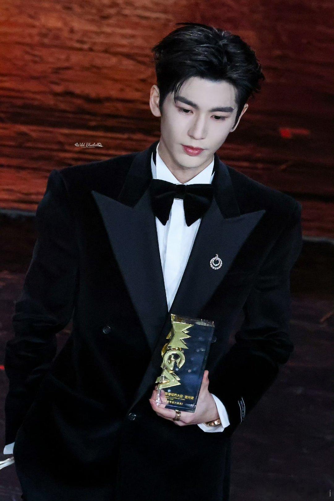 苍兰诀王鹤棣张凌赫微博视界大会内场领奖图🈶这么多年东方青苍和长珩仙君我还是没