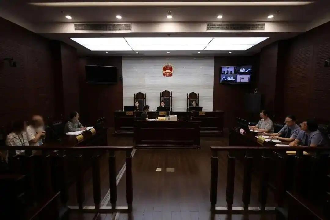 上海，女子在国外前后生下两个女儿，两个孩子都是外国国籍，但从小在国内，由母亲和外
