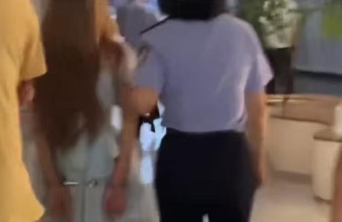 上海一名男子在网上结识一名自称来自贵州的离异女子。二人线上聊天相处一段时间，慢慢