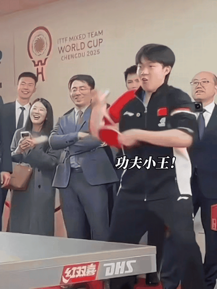 都说头哥一天一个洋相，这次可好，把洋相出到马克龙面前了。[捂脸哭]马克龙和头哥打