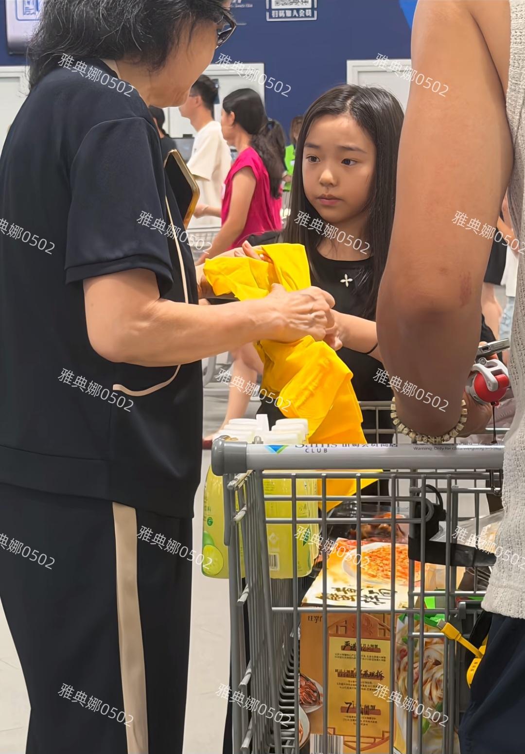 父母离婚的星二代真不容易，一到暑假就开启双城生活恶补父爱，甜馨是这样小酒窝也是这