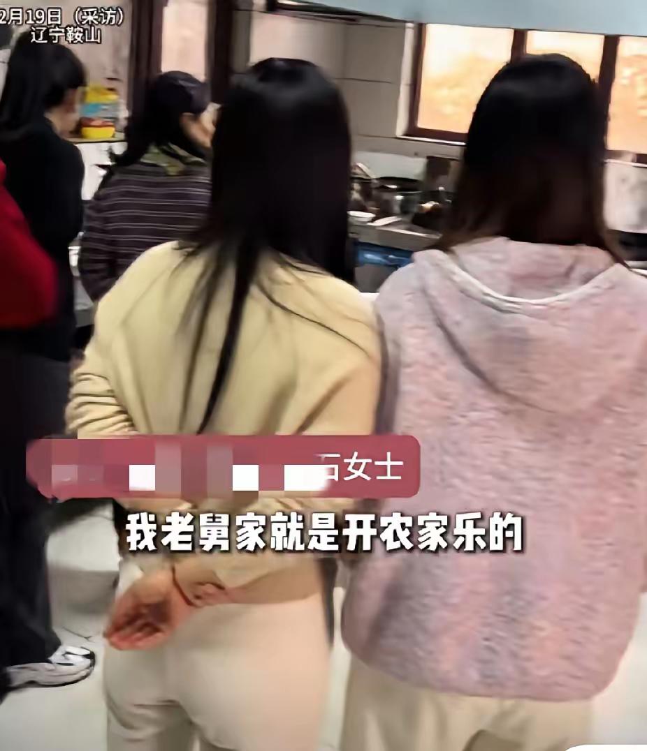 这就叫尊重！农家乐老板兼厨师的舅舅一人做饭，全家在厨房默默陪伴！外甥女：“没有一