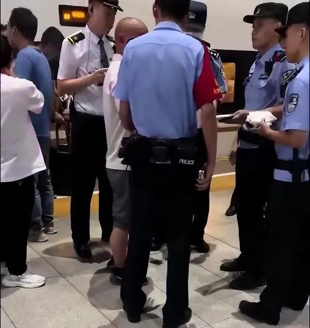 男子高铁座位上抽烟被铐走! 12306: 严重将导致列车停驶