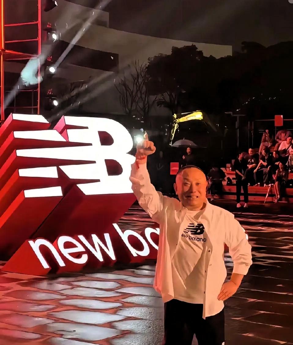 越善良的人，越容易走向极端。严鹏跳下去的地方，是商场负二楼的流水景观区，因为