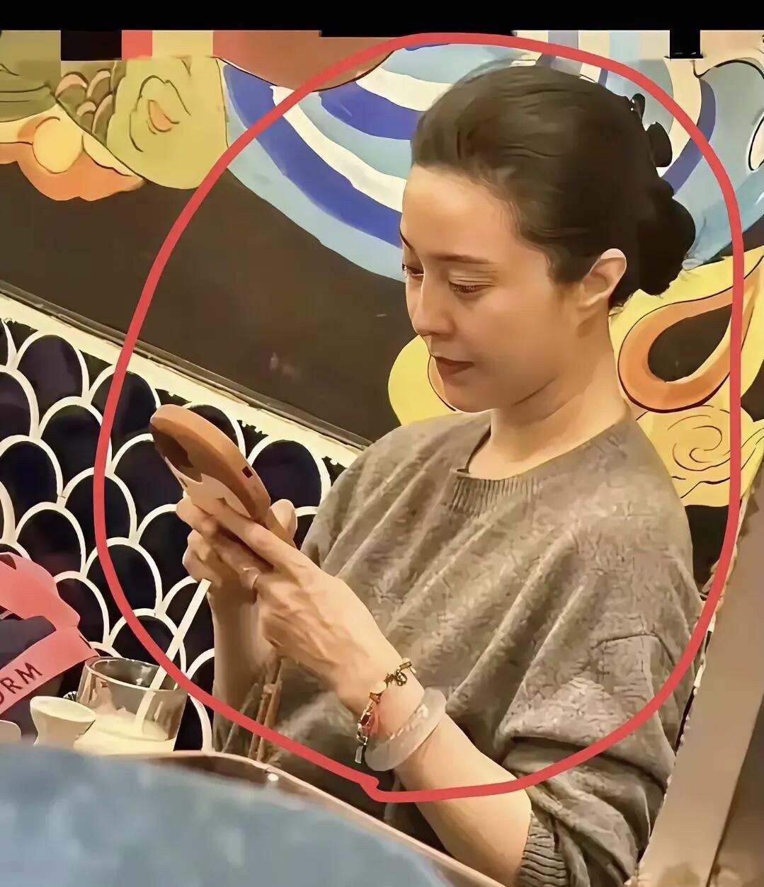 其实，照片中的她并没有传说中那么美艳，这样素颜的她就是普通的中年女人一个。有人说