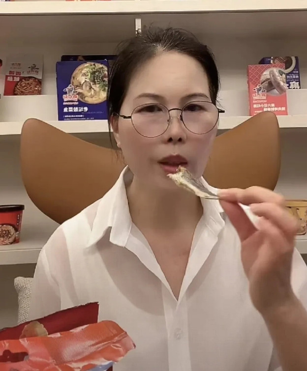 果真如马筱梅担心的那样！她临行前还在嘱咐小杨阿姨这件事！马筱梅带俩娃一走，小杨阿