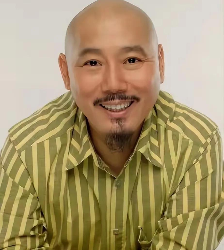 一天深夜：亿万富翁的李成儒哀求儿子：“我给你买辆80万的车，财产都归你继承，回我