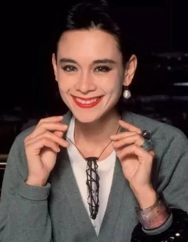 1991年，已经确诊艾滋病的美日混血超模、珠宝设计师周天娜接受媒体专访。镜头前的