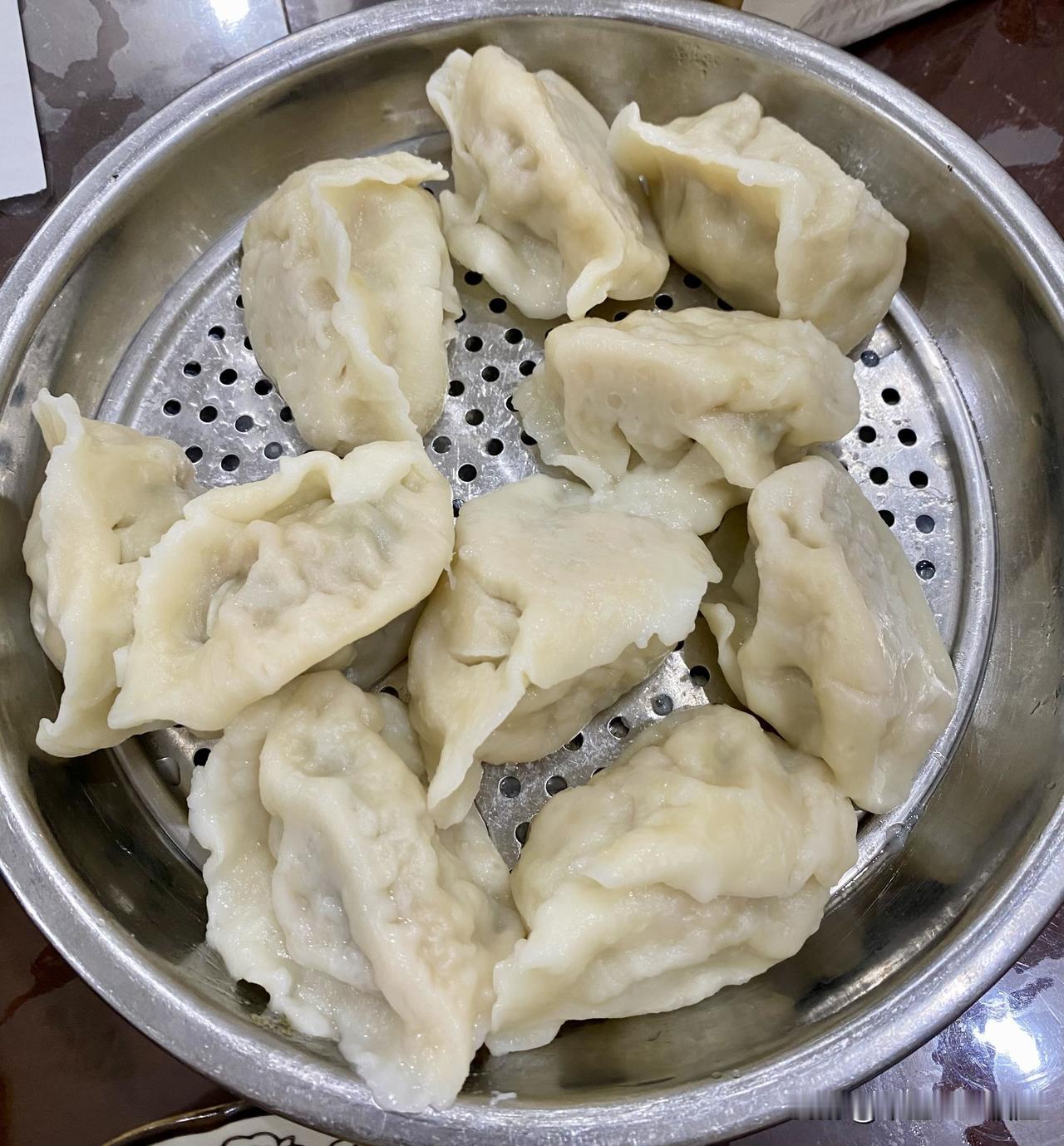 最简单的中秋节晚餐，一盘白菜猪肉馅儿水饺。往年的中秋节，我们家都是亲朋满座，喜气