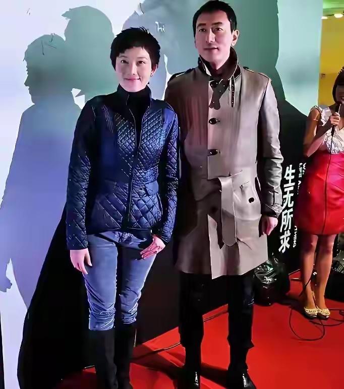 好喜欢这对明星夫妻，他们低调踏实，从不炒作，女的五官精致可爱，身材高挑完美，男的