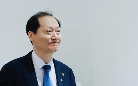 韩国总统室发言人姜祐贞于7月5日举行简报会，正式宣布李在明总统已于4日批准法制处
